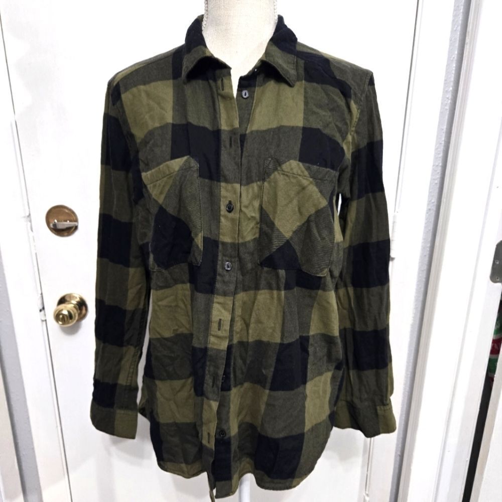 H&M gren and black plaid flannel shirt